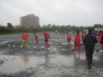 雨の中　試合前の練習